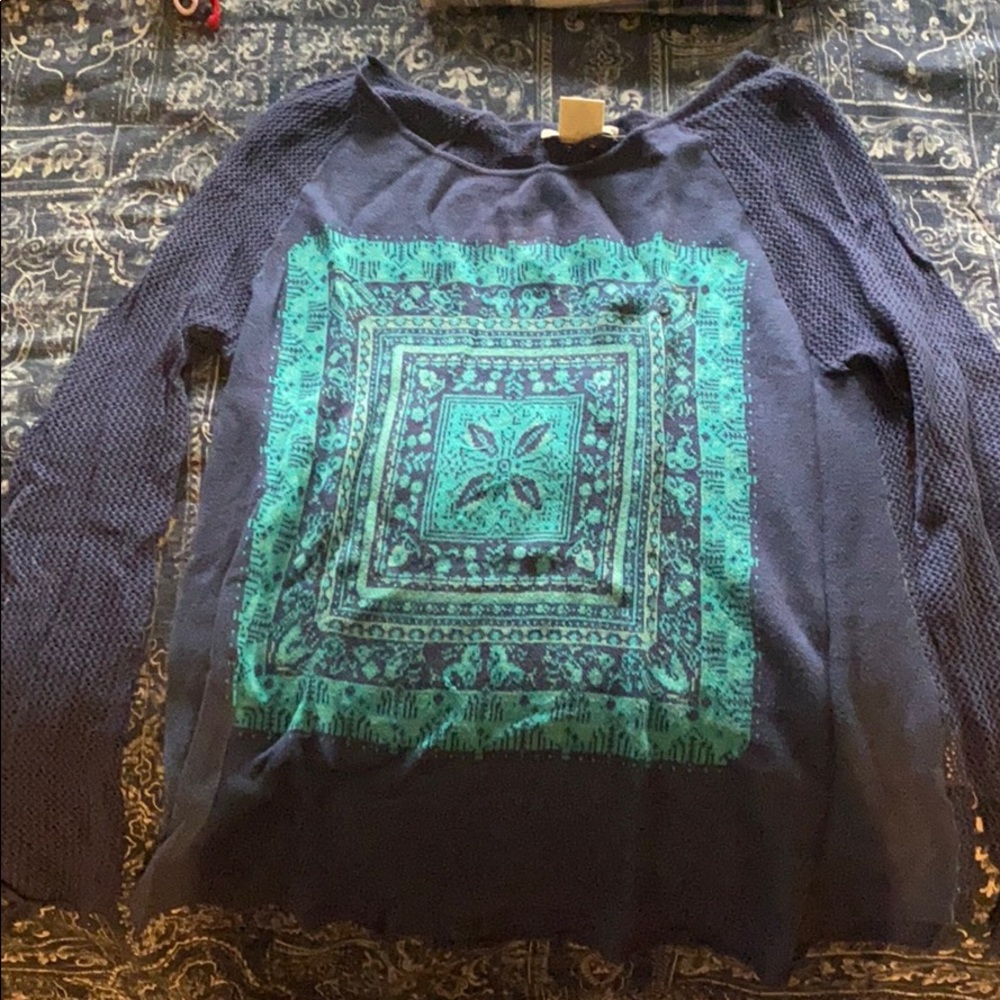 Billabong sweater. Worn once. Looks brand new.
